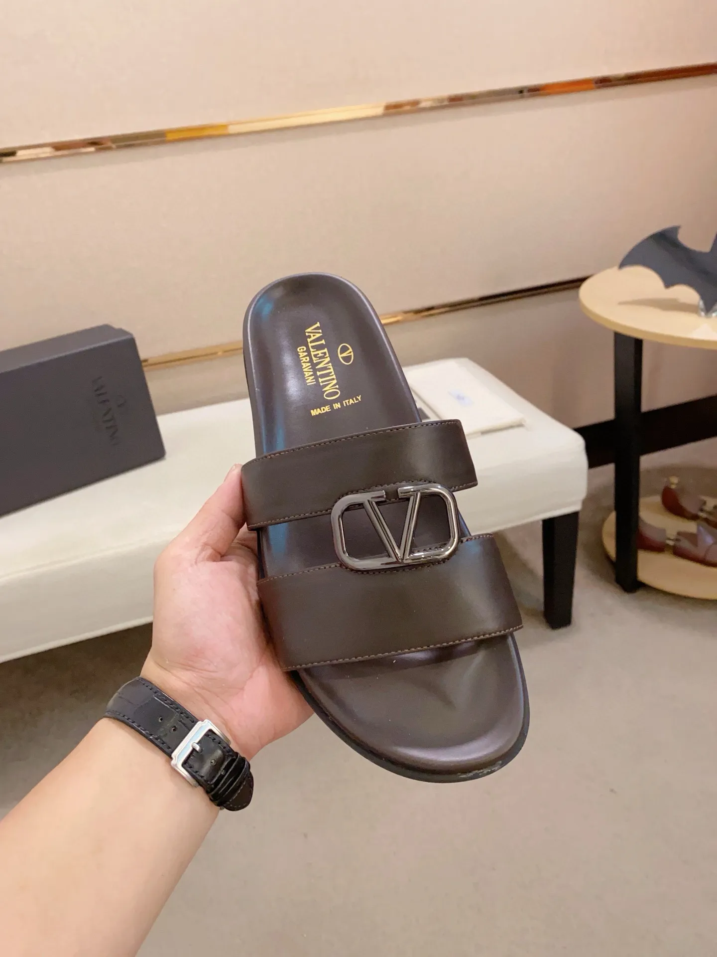 Men's shoes💰: 440💰[Valentino] New men's boutique slippers, counter quality, classic plaid, the actual workmanship is quite complex🔰The uppers are made of imported fabrics➕🐑Sheepskin lining, which tests the craftsman's craftsmanship➕original PU outsole. Size: 38-44 (45 can be customized, non-refundable)